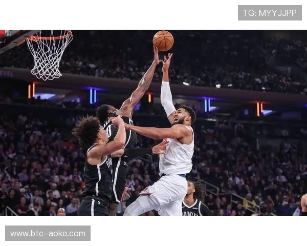 尼克斯主场球迷呐喊助威，骑士莫布利篮下强打2+1